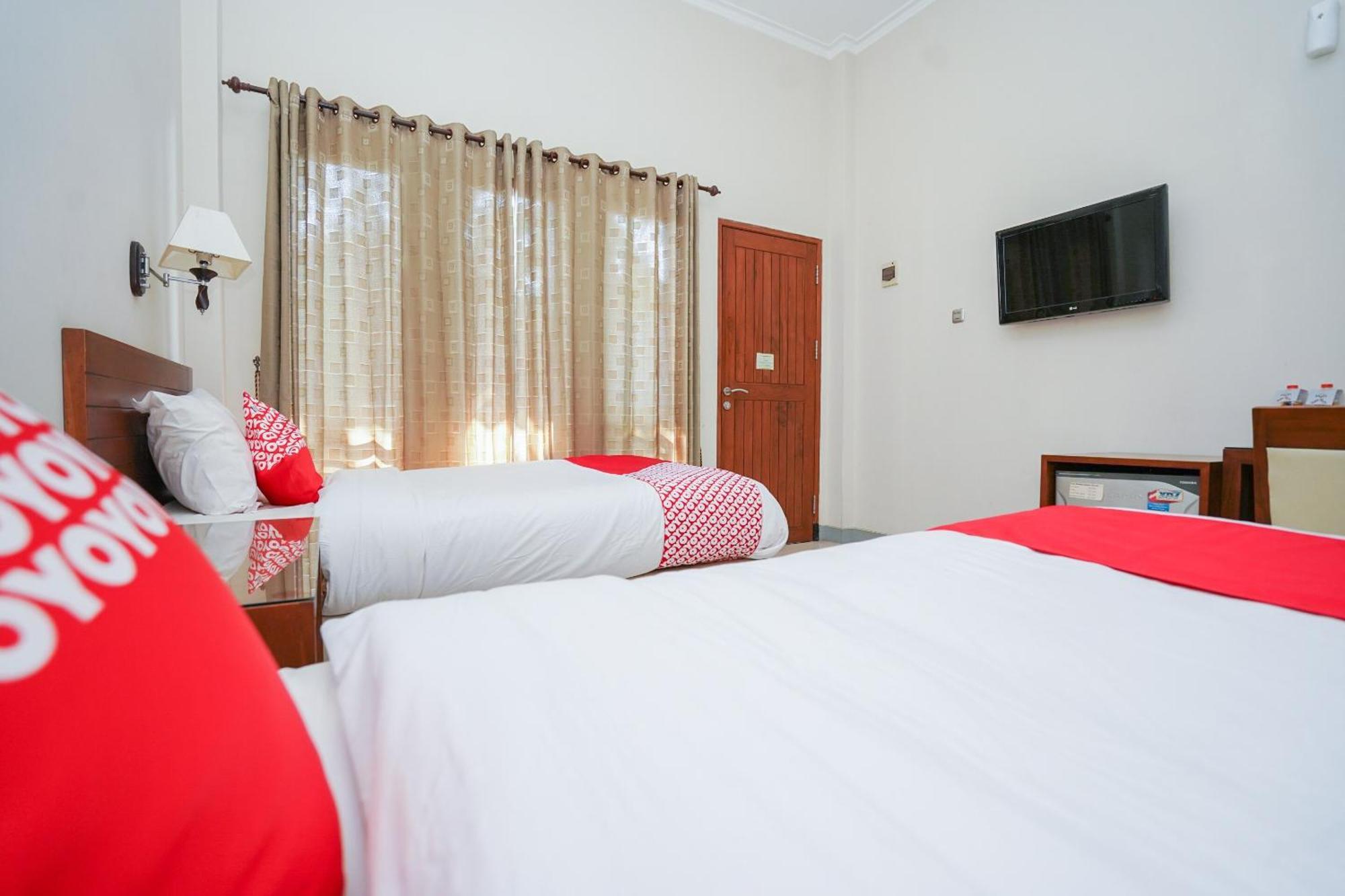 Capital O 1430 Hotel Ratna Syariah Probolinggo Exterior foto