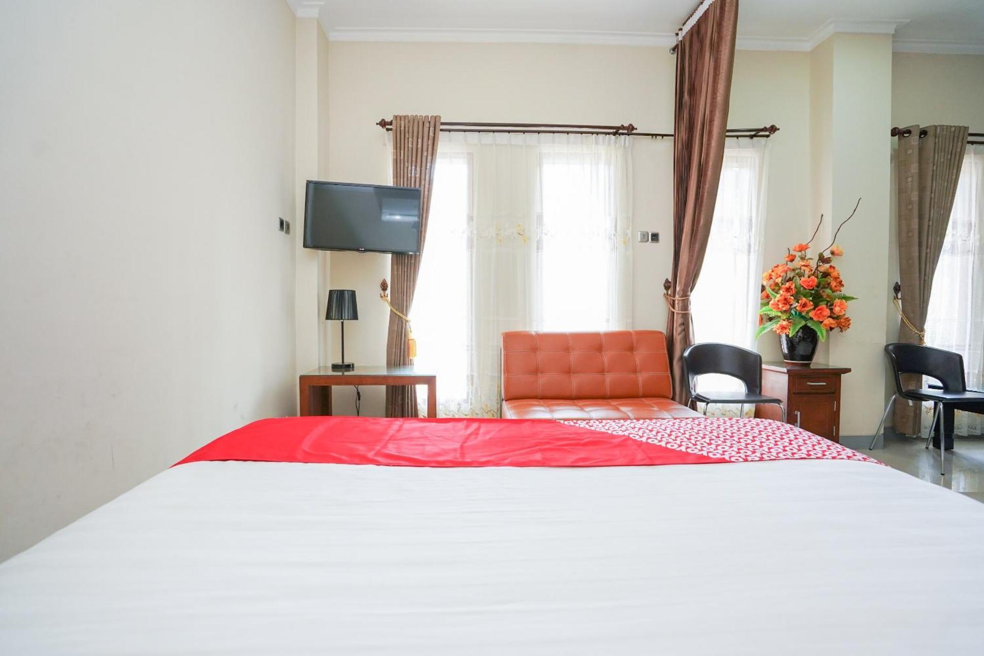 Capital O 1430 Hotel Ratna Syariah Probolinggo Exterior foto
