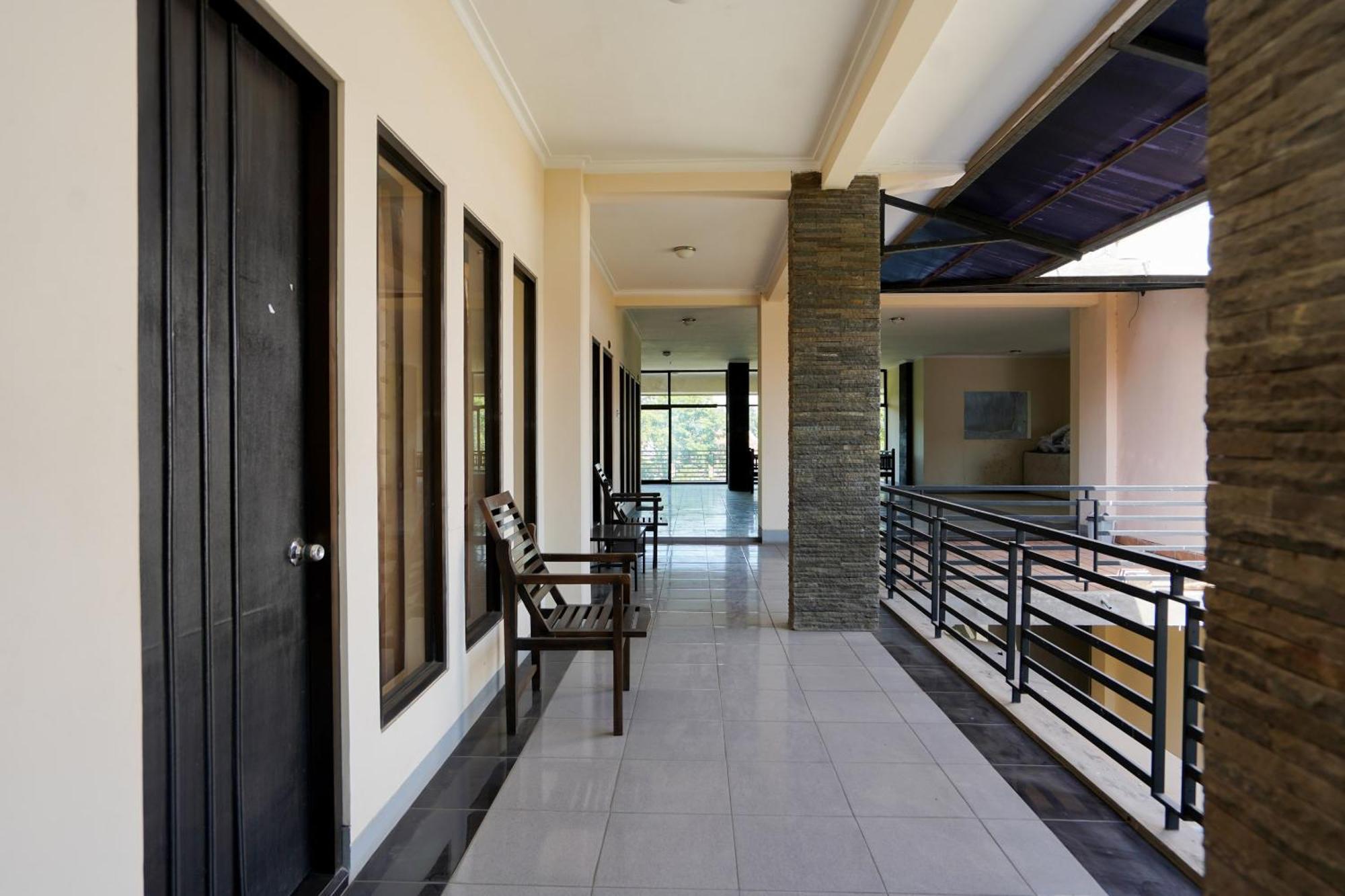 Capital O 1430 Hotel Ratna Syariah Probolinggo Exterior foto