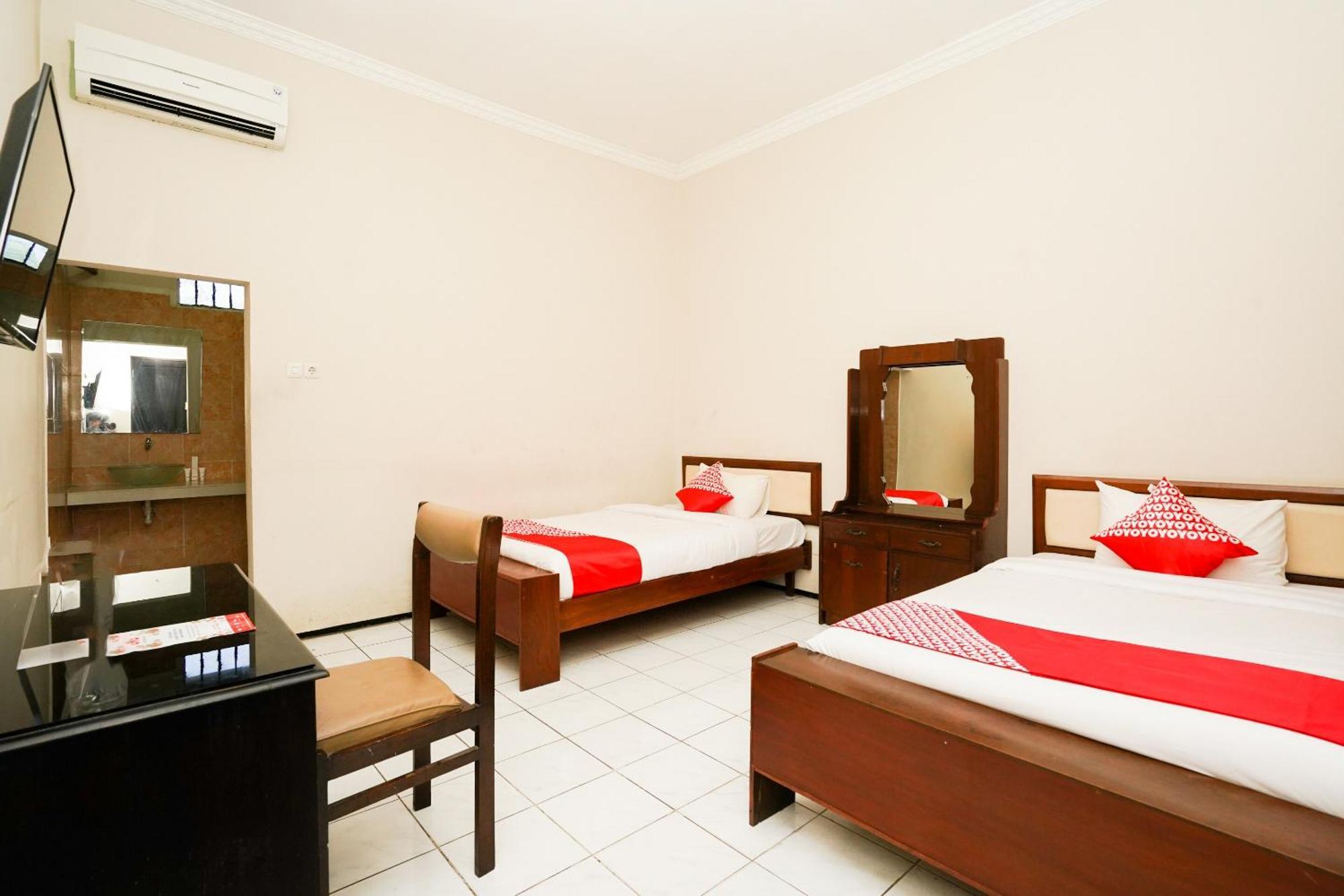 Capital O 1430 Hotel Ratna Syariah Probolinggo Exterior foto