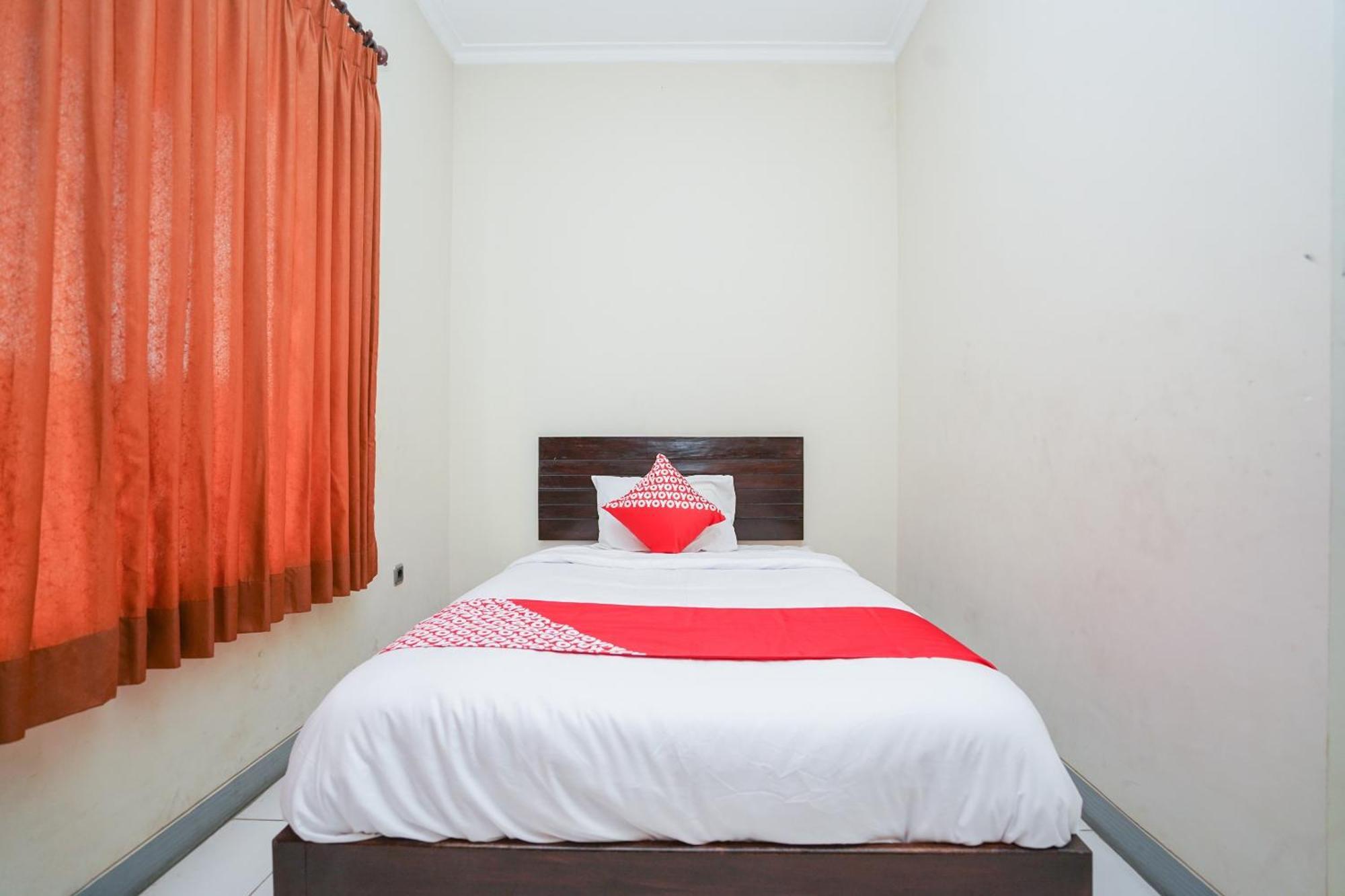 Capital O 1430 Hotel Ratna Syariah Probolinggo Exterior foto