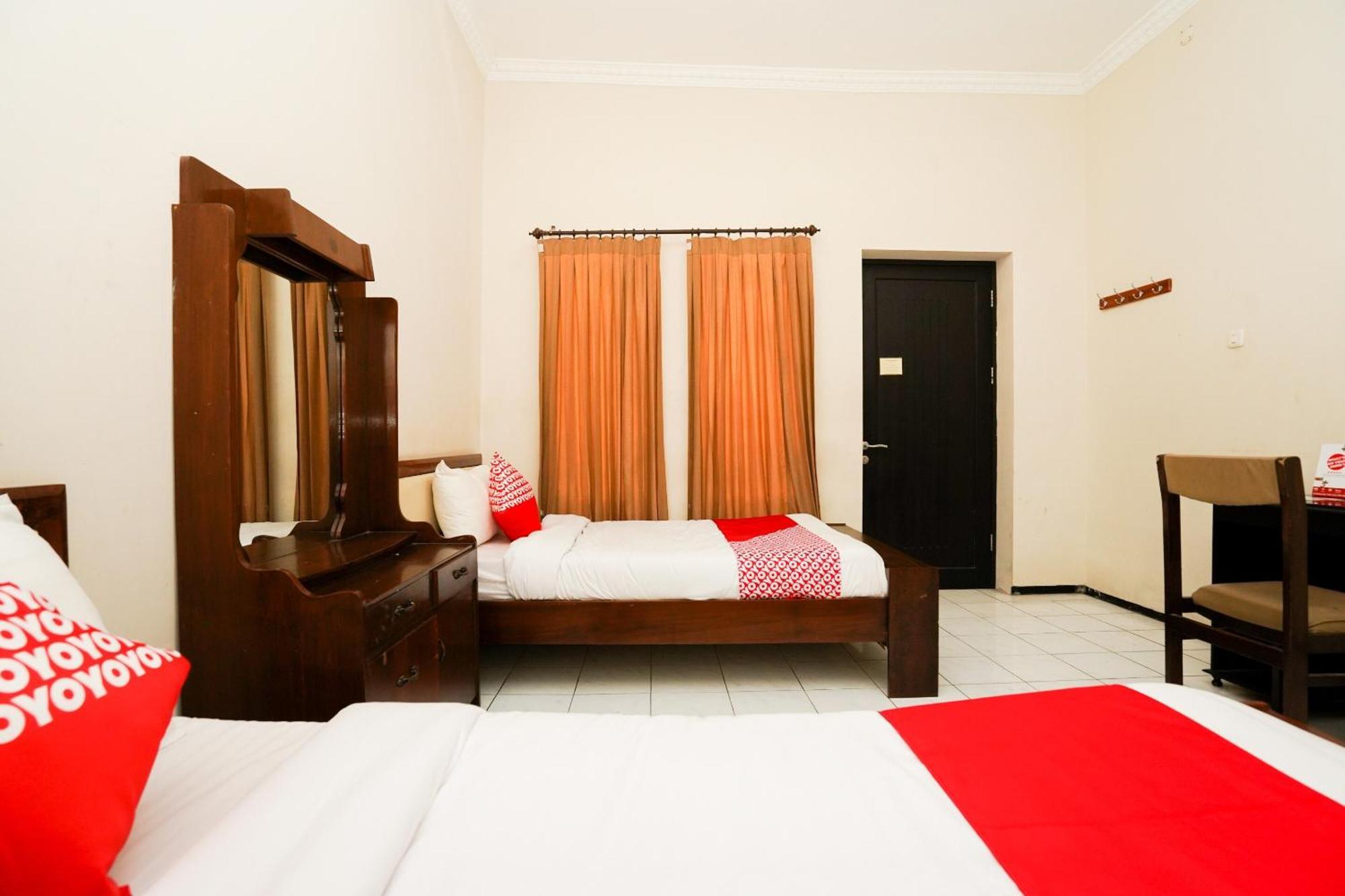 Capital O 1430 Hotel Ratna Syariah Probolinggo Exterior foto