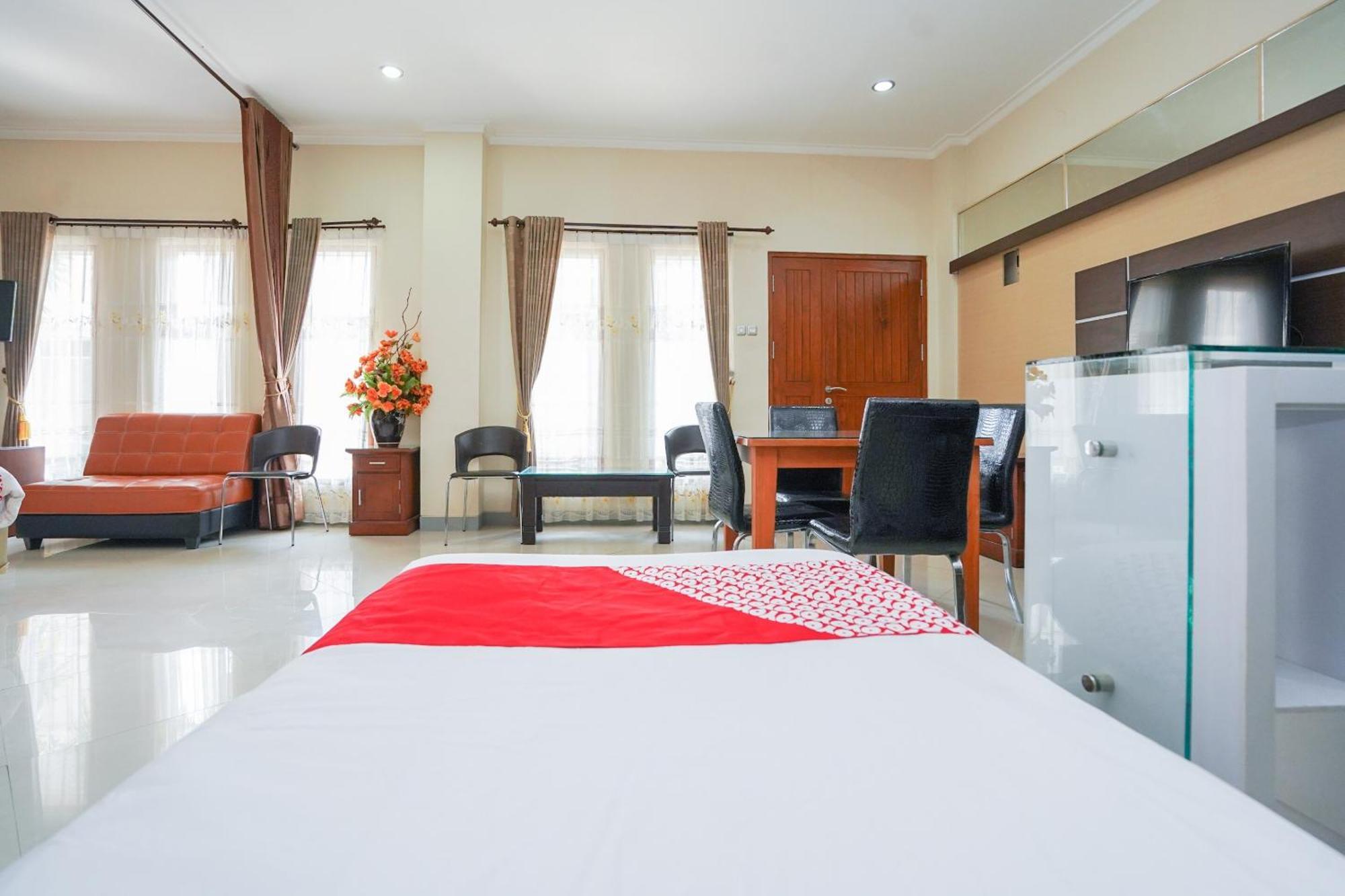 Capital O 1430 Hotel Ratna Syariah Probolinggo Exterior foto