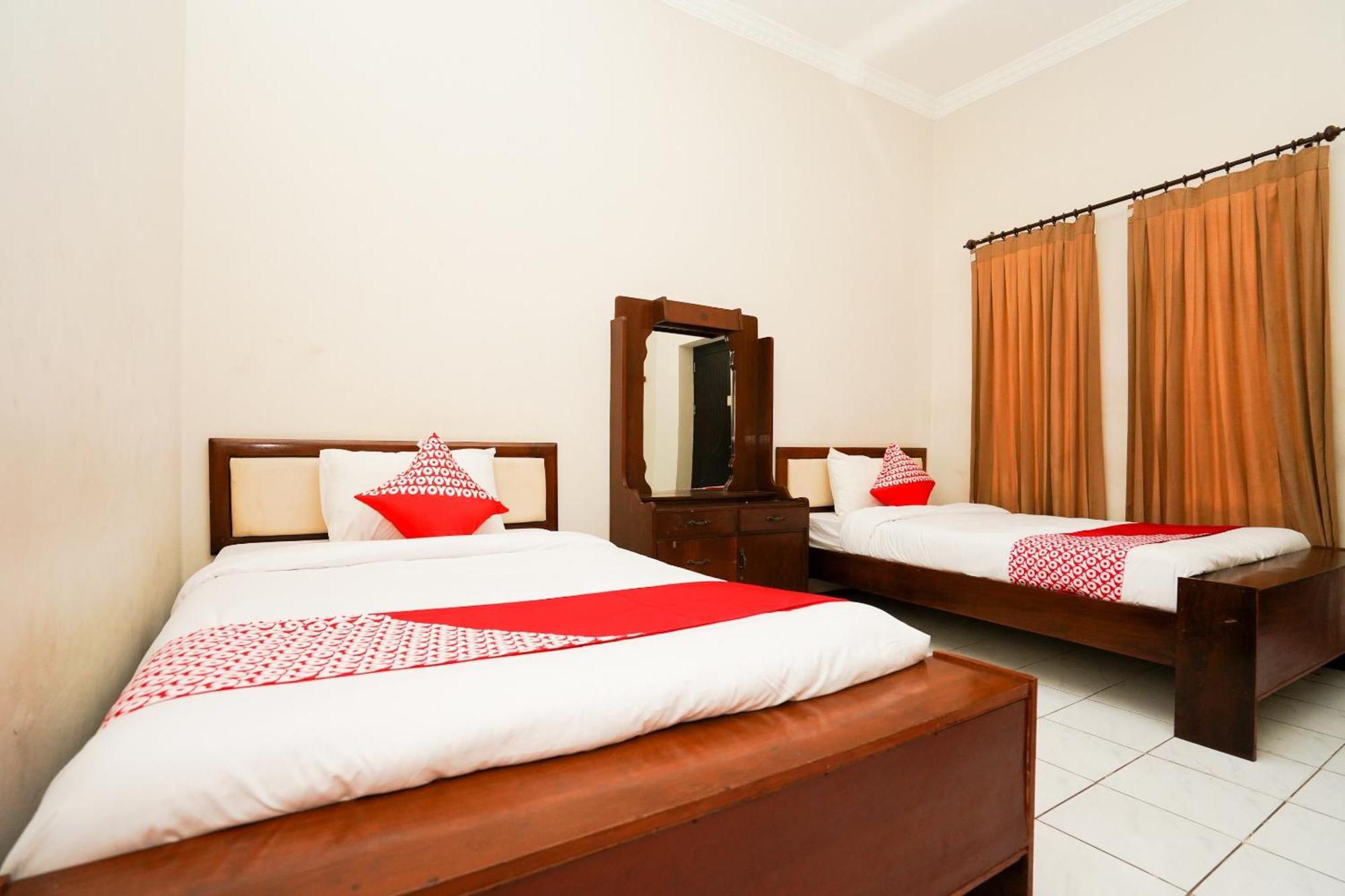 Capital O 1430 Hotel Ratna Syariah Probolinggo Exterior foto
