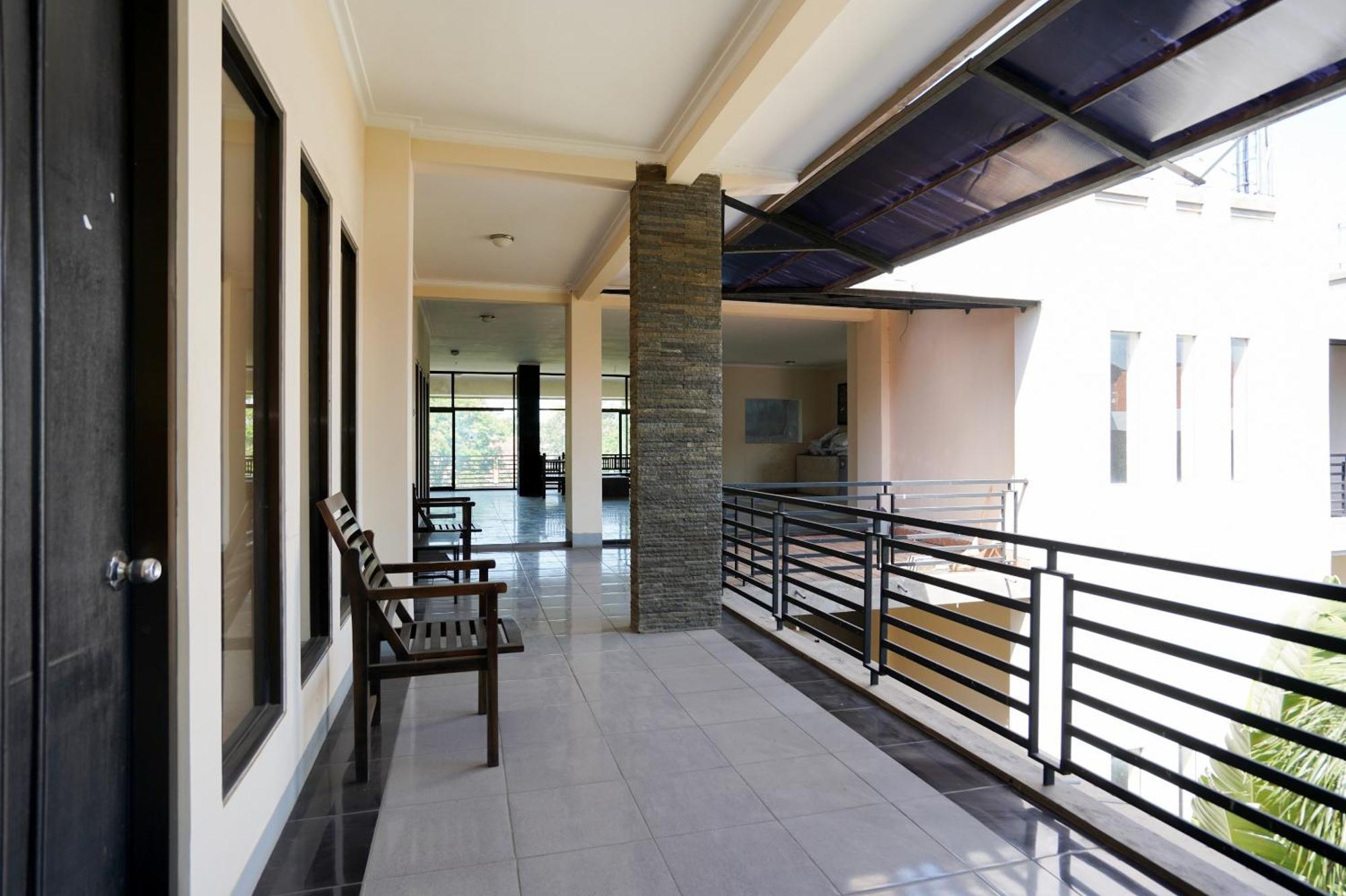 Capital O 1430 Hotel Ratna Syariah Probolinggo Exterior foto