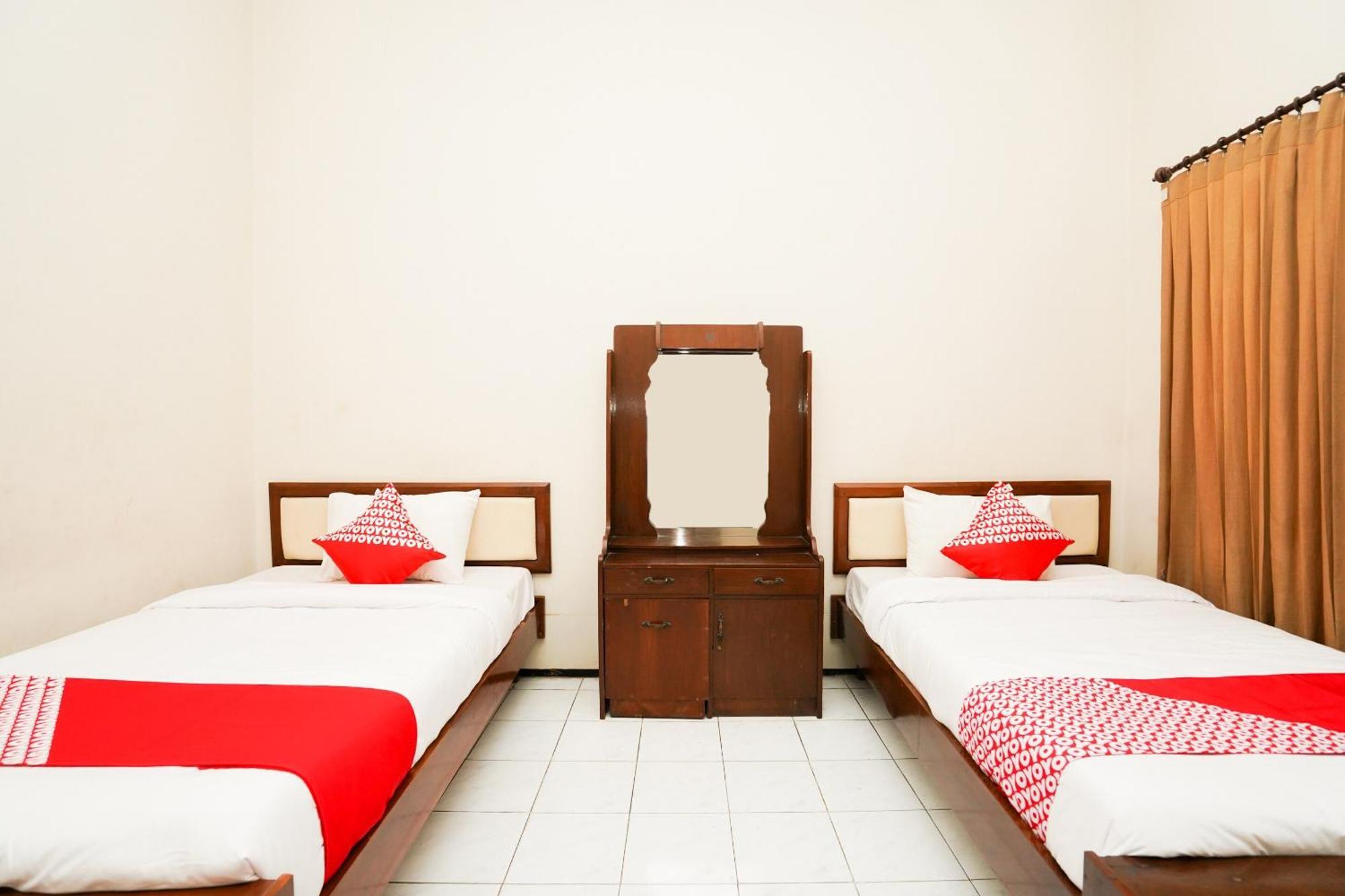 Capital O 1430 Hotel Ratna Syariah Probolinggo Exterior foto