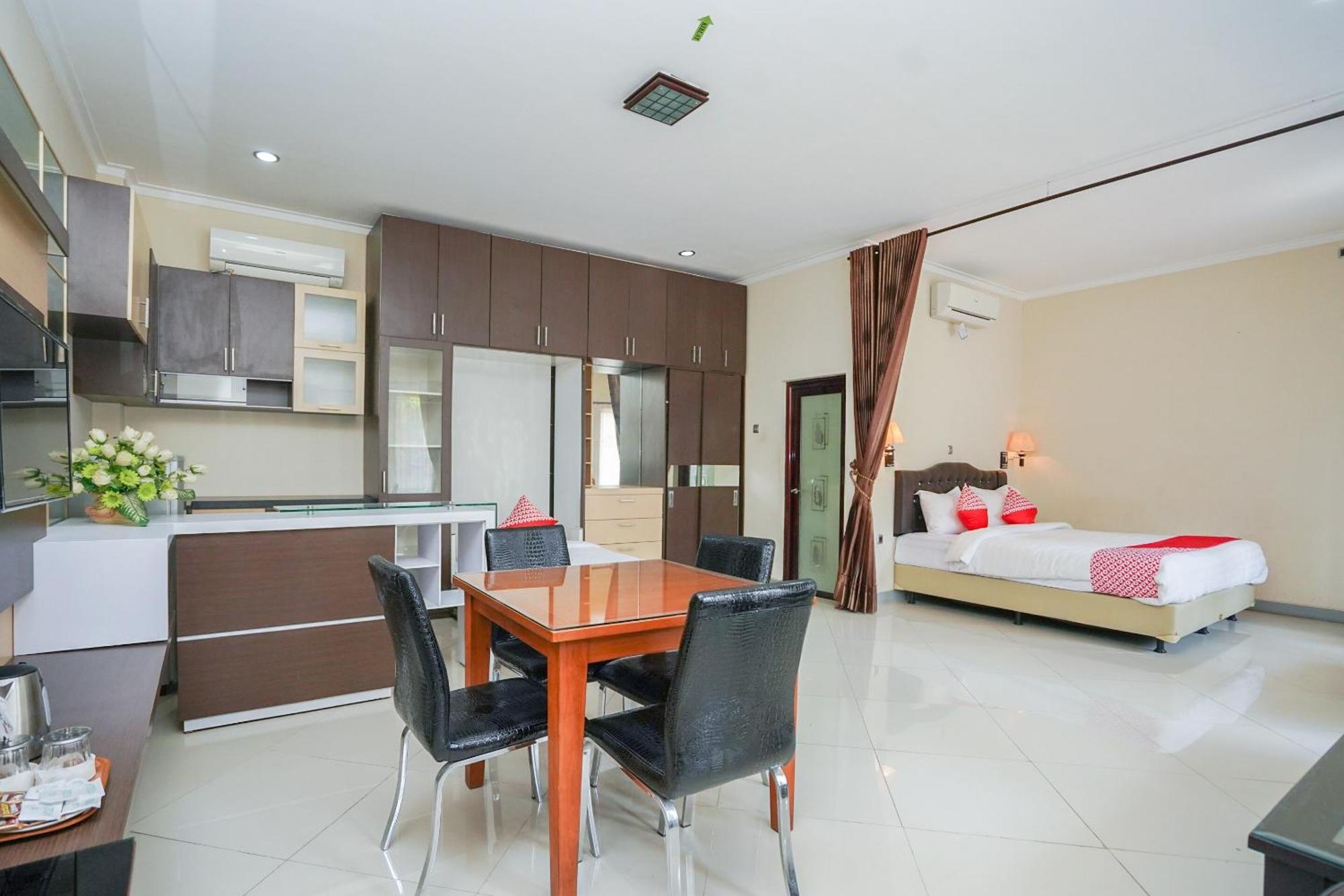 Capital O 1430 Hotel Ratna Syariah Probolinggo Exterior foto