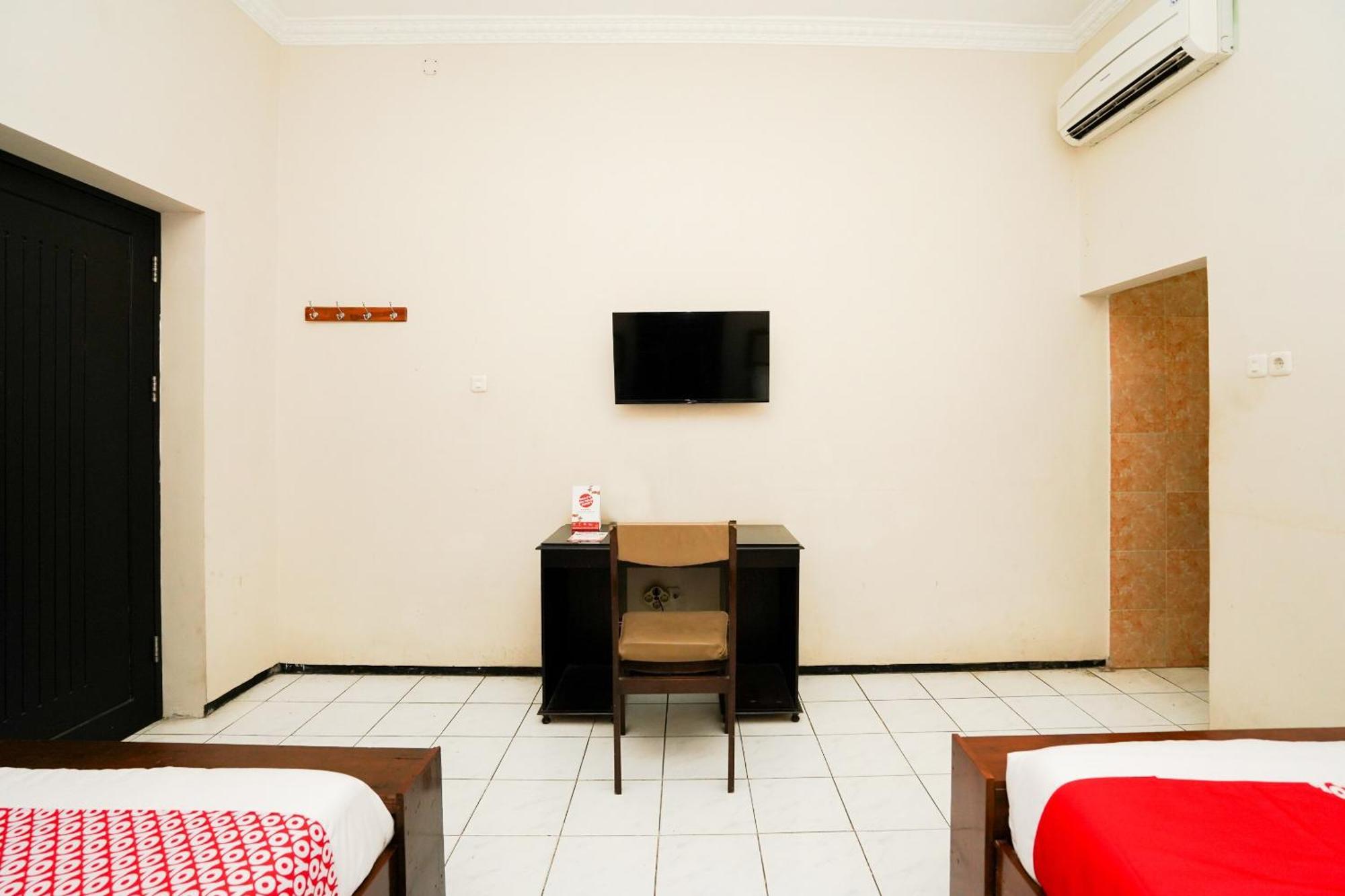 Capital O 1430 Hotel Ratna Syariah Probolinggo Exterior foto