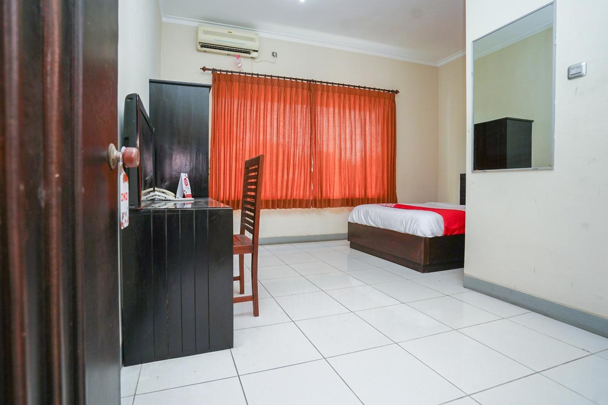 Capital O 1430 Hotel Ratna Syariah Probolinggo Exterior foto