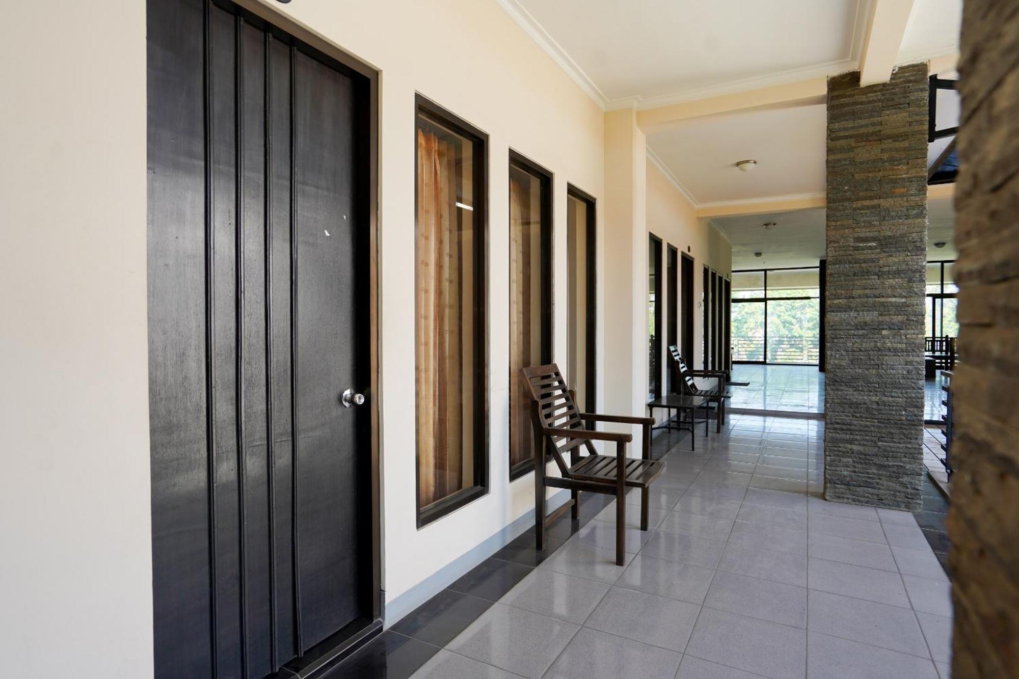 Capital O 1430 Hotel Ratna Syariah Probolinggo Exterior foto