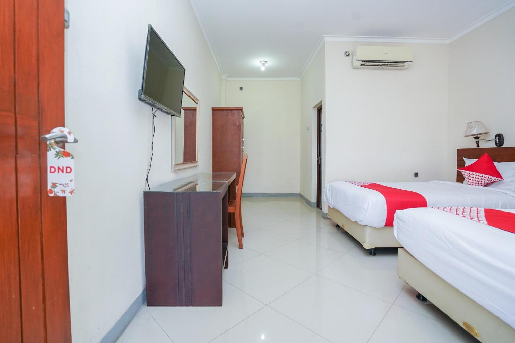 Capital O 1430 Hotel Ratna Syariah Probolinggo Exterior foto