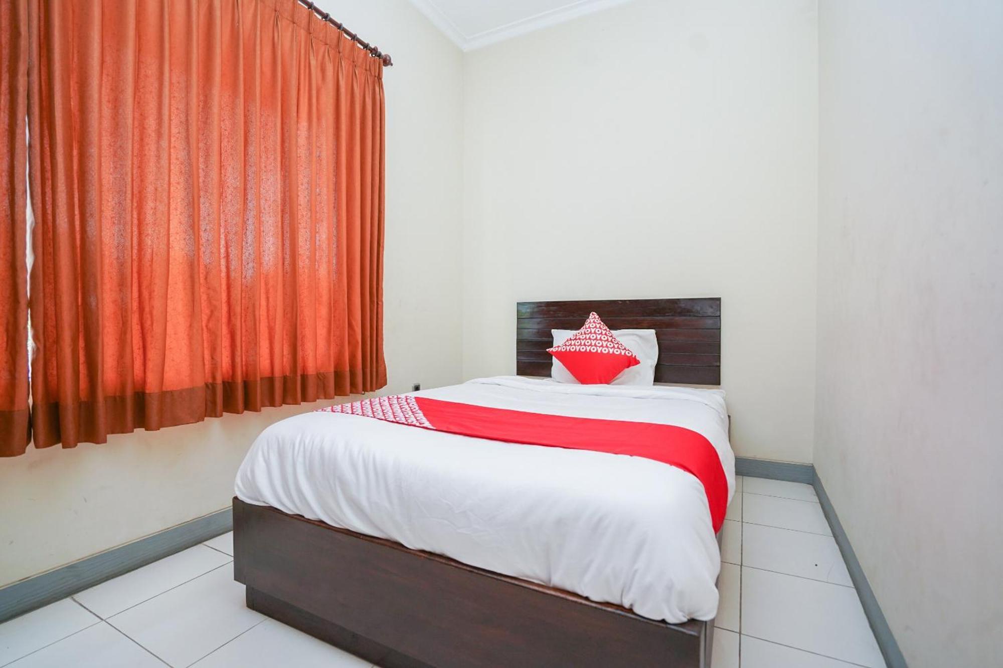 Capital O 1430 Hotel Ratna Syariah Probolinggo Exterior foto