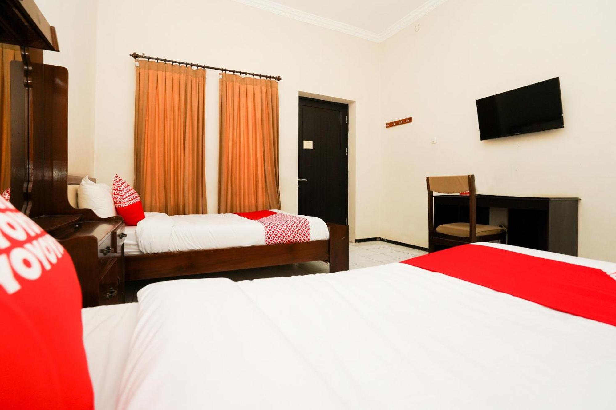 Capital O 1430 Hotel Ratna Syariah Probolinggo Exterior foto