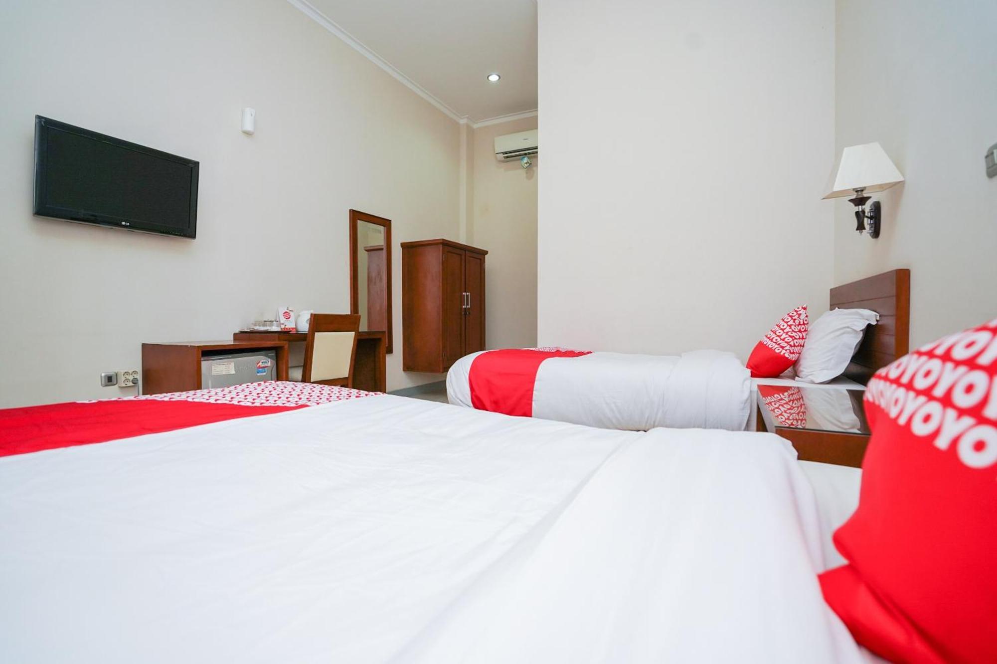 Capital O 1430 Hotel Ratna Syariah Probolinggo Exterior foto