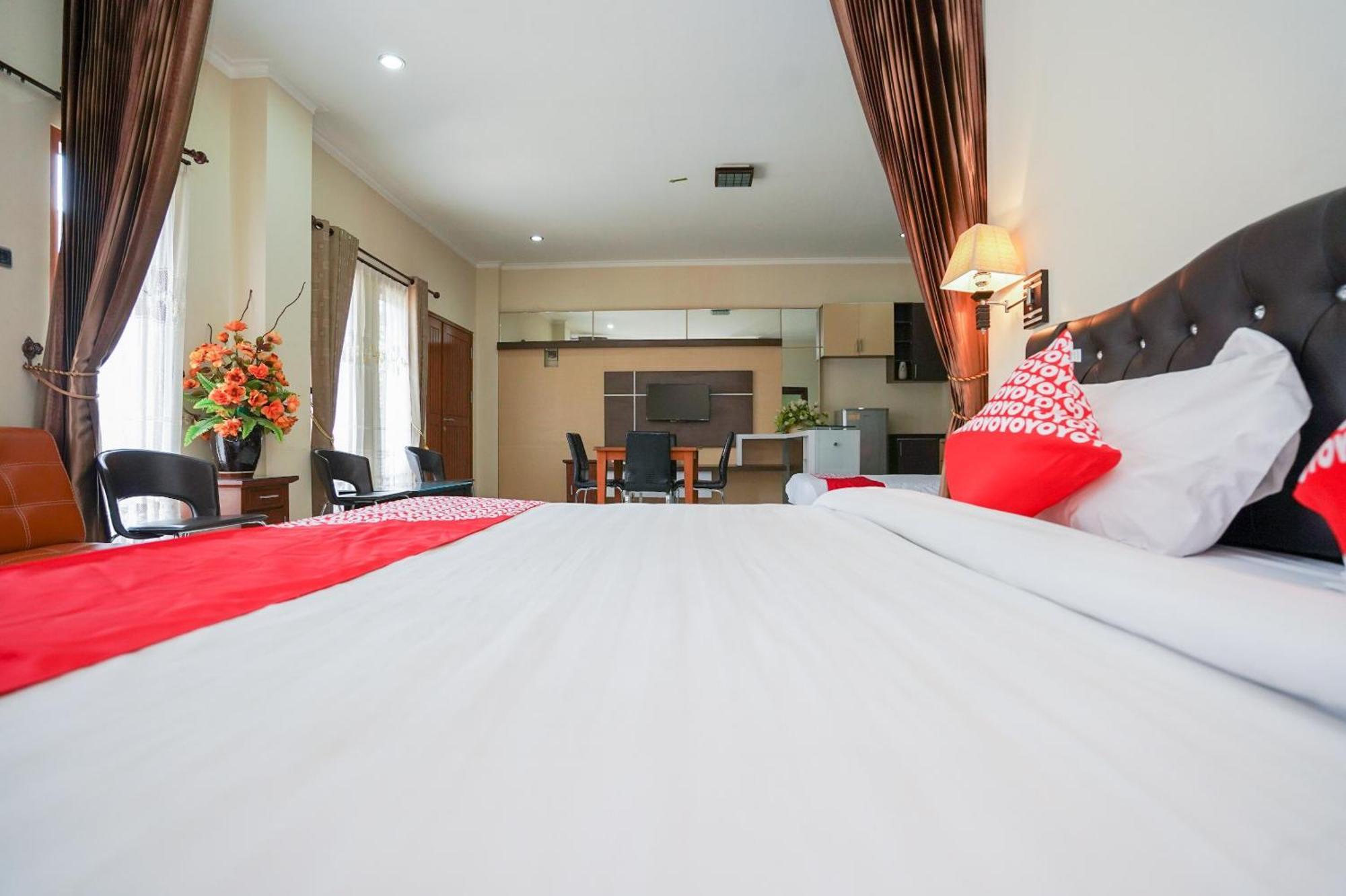 Capital O 1430 Hotel Ratna Syariah Probolinggo Exterior foto