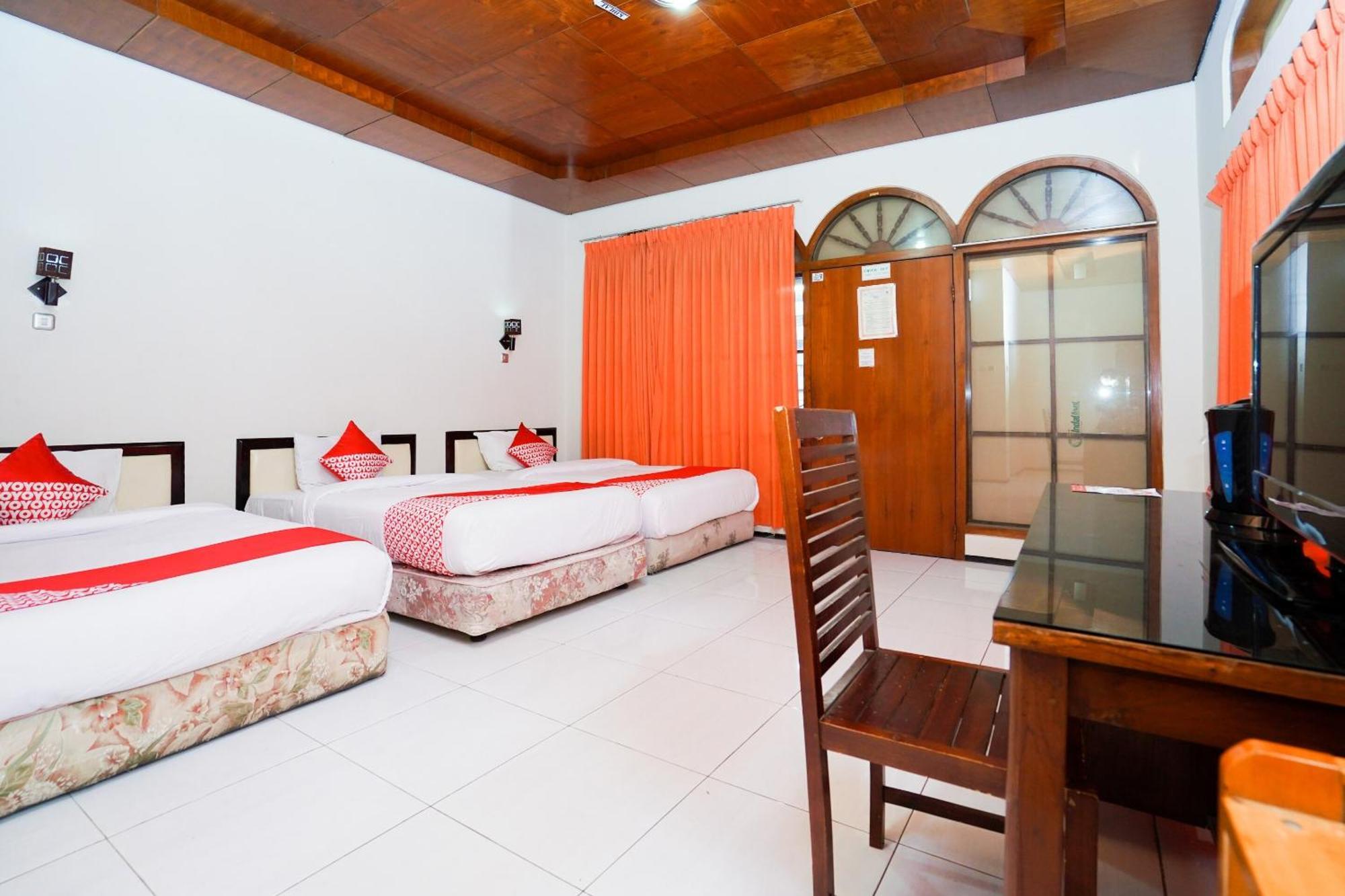 Capital O 1430 Hotel Ratna Syariah Probolinggo Exterior foto